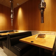 家族や友人との食事会にぴったりなテーブル席をご用意。賑やかな雰囲気の中で、思い出に残る素敵な時間をお過ごしいただけます。ぜひ、笑顔あふれるひとときをお楽しみください。