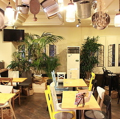 木の温もりとグリーンに囲まれた明るい店内は、テーブル席をつなげて最大30名様までのグループ利用が可能。会社宴会・歓送迎会・仲間内の集まりにもぴったりの、ゆったりとしたバル空間です。