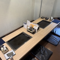 ゆったりと過ごせるテーブル席