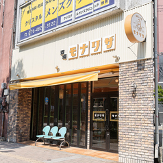 【立ち飲み席】お仕事帰りのサク飲みや2次会に最適な立ち飲み席をご用意しております。気取らずにフラッと立ち寄れるカジュアルな空間は、お一人様から仲間同士でのカジュアルな飲み会まで大人気。種類豊富なお酒を片手に、アットホームで活気あふれる店内で賑やかな時間を気軽にお楽しみください。