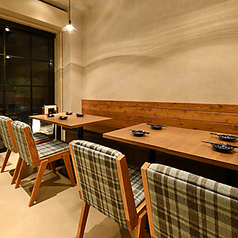 大人気！！大きな窓があるテーブル席は開放的で心も和みます。4名席の連結もでき8名様でお食事を楽しむことも◎ちょっとした宴会にも最適ですので是非ご利用下さいませ！お席のご予約やコースのご予約ごも一緒にどうぞ！ゆったりとのんびりとお寛ぎ下さいませ！逸品料理も豊富にご用意しておりますのでお気軽に♪