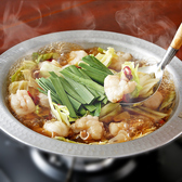 【店内仕込み・こだわりメニュー充実】当店名物「和牛もつ鍋」をはじめ、「野菜巻き串」や「濃厚鶏白湯おでん」など、素材や調理法にこだわった絶品博多料理をご用意しております。お好きなお酒と共に、心ゆくまでお楽しみください。