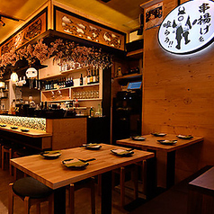 みんなでガヤガヤ楽しむのに最適な場所！友達や家族と一緒に、串揚げをシェアしながらワインを味わう特別な時間をお楽しみください♪楽しい会話と共に、笑顔があふれる空間を演出します◇