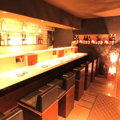 ゆったりとした間隔のカウンター席は人気の空間です。究極の鮮魚と厳選された日本酒を、温もりの灯りと共に、 当店のカウンター席で特別なひとときをお過ごしください。ひとりで静かに楽しみたい方も、親しい友人や大切な人と賑やかに過ごしたい方も、当店のカウンター席はすべてのお客様に最適な空間を提供します。