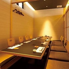 広々とした18名様用の掘りごたつ個室は、会社部署の飲み会や同窓会など、多人数でのご利用に最適です。全員の顔が見渡せるレイアウトとなっており、移動もスムーズに行えます。ゆとりある座席配置で、長時間の宴でも疲れにくく快適に過ごせるのが魅力です。趣ある空間で、思い出に残る宴をプロデュースします。