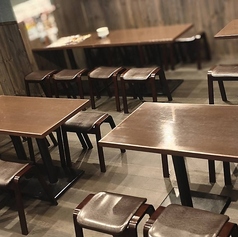 《会社宴会にも》広々としたテーブル席で、部署飲みやサークルの飲み会にも対応可能!落ち着きすぎず賑やかに楽しめます◎