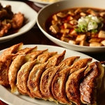 手作りの皮を使った特製餃子！もちもち食感と溢れる肉汁が自慢の一品です。
