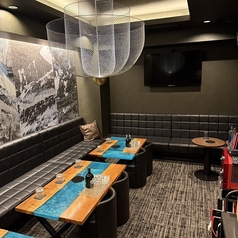 VIPルームのような高級感あふれる完全個室は、まさに大人の隠れ家。洗練されたインテリアに囲まれた空間にはカラオケも完備しており、大切な接待や記念日、気兼ねなく盛り上がりたい2次会に最適です。周囲を気にせず、ラグジュアリーな至福のひとときを心ゆくまでお過ごしください。