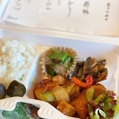 【平日】自家漬け味噌の赤だし付き日替わり弁当500円