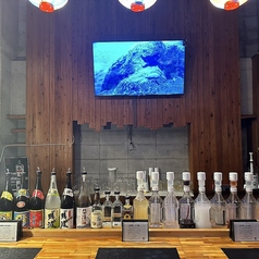 6名がけのカウンターとなっております。豊富な泡盛のボトルと、正面の大型モニターでテレビでも見ながらゆっくりしていきませんか？♪