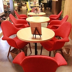 店の中心でオープンなスペースです。ワイワイ騒いで盛り上がるのにおススメ♪2名～8名でご利用いただけます。