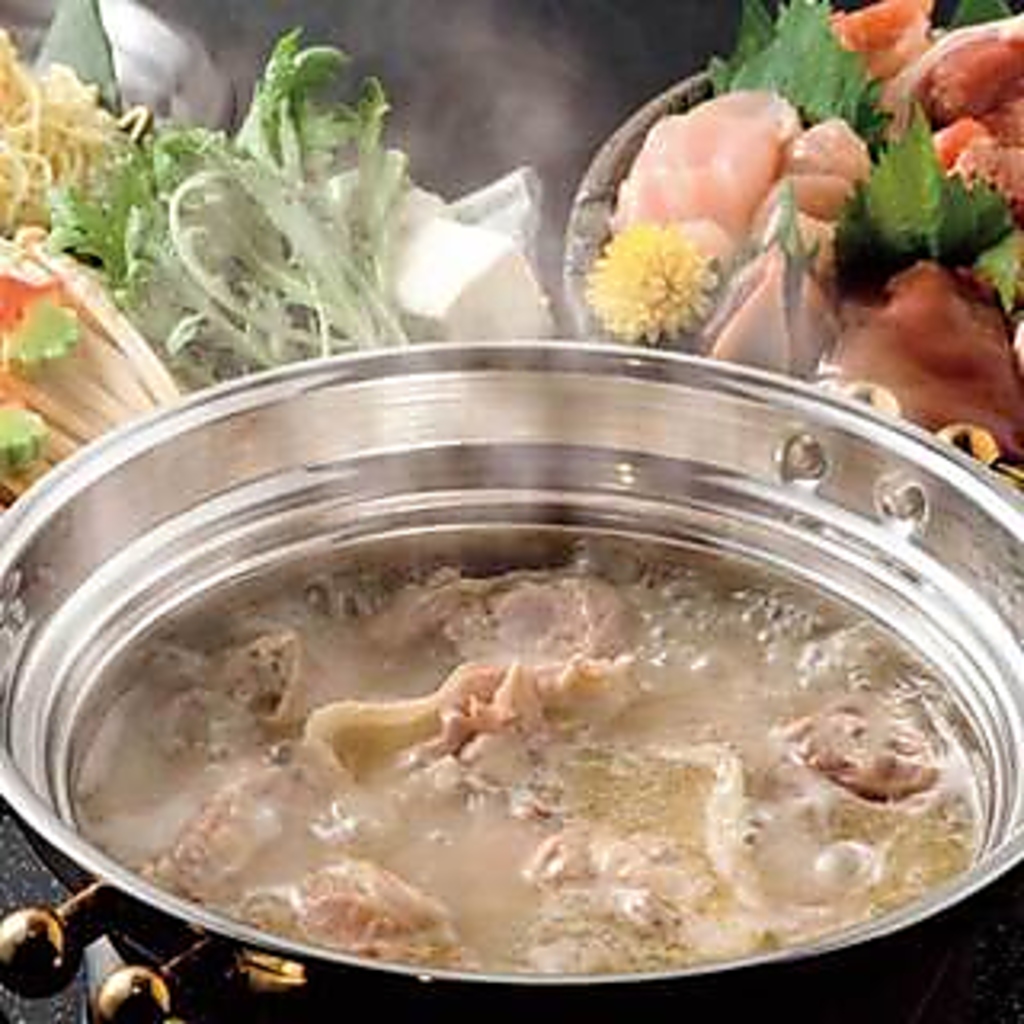 水炊き、すき焼き、しゃぶしゃぶ等、丁寧に仕込んだ絶品の鍋のだしをご堪能頂けるコースもあります。