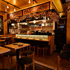 デート中の会話を楽しんだり、お一人様でのリラックスタイムにもぴったりです♪目の前で繰り広げられる串揚げの調理シーンを眺めながら、ワインと一緒に素敵なひとときをお過ごしください◎