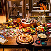 お祝い事や記念日、サプライズ演出のお手伝いをいたします。飲み放題付きのパーティーコースもご用意しており、特別な日を盛り上げるのに最適です。その他、ご要望があればお気軽にご相談ください。素敵な思い出作りをサポートさせていただきます！