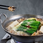 特製ダレにつけて香ばしく炙ったぷりぷりのモツ！『当店自慢の炙りモツ鍋』を是非、ご賞味下さい！