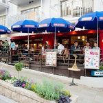 北野坂を上がって、山手幹線も越えて右手に見えてきます。