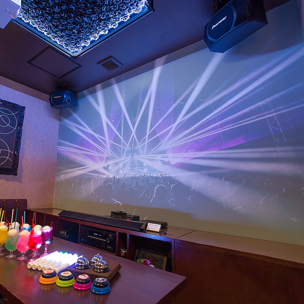 壁一面スクリーンのプロジェクタールームはブルーレイ鑑賞に最適♪