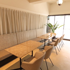 2名～4名利用にちょうどいいテーブル席は、店内全体に統一感のあるデザインで、明るく清潔な印象。壁際の席は少し奥まっていて、会話を楽しみながら落ち着いて食事ができます。女子会やデートなどにも使いやすく、初来店でも過ごしやすい空間です。