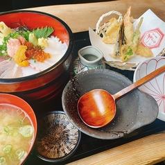 新鮮な魚介を使用した定食メニューをご堪能あれ