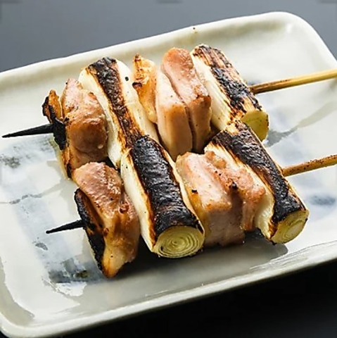 炭火で一本一本丁寧に焼き上げます！塩は粟国の天日塩です◎