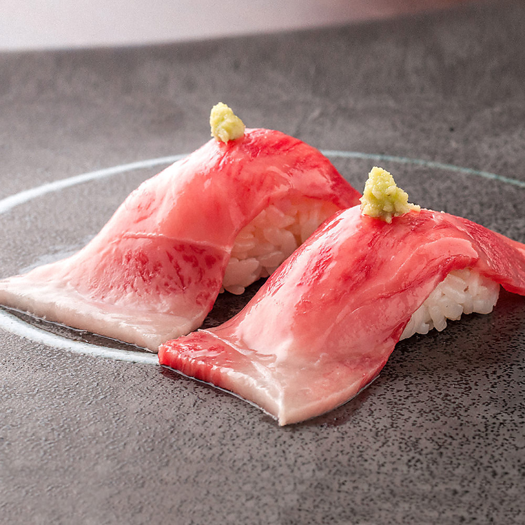 当店大人気の肉寿司はA5ランクの和牛を使用。日本酒との相性も抜群です！是非ご賞味あれ！