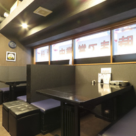 黒を基調とした落ち着いた雰囲気の店内です◎