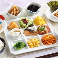 一日のスタートは朝日が心地よいレストランで朝食を