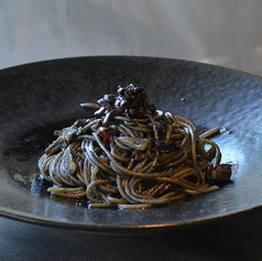 竹炭と黒にんにくのペペロンチーノ