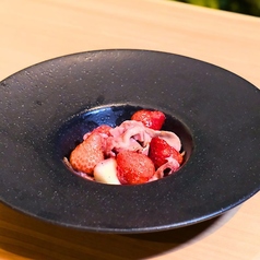 牛肉と季節のフルーツのカルパッチョ