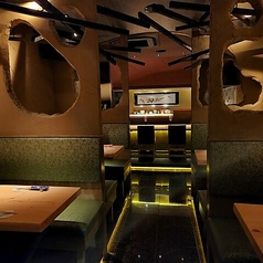【友人との飲み会にも◎落ち着いた雰囲気を楽しむ和空間】気の置けないご友人とのお食事や飲み会にもオススメ！4人掛けのテーブル席で、ゆったりと落ち着いた大人の時間をお過ごしいただけます♪漁師さんから直送の美味しい牡蠣・鮮魚を囲んで、皆で乾杯しましょう★