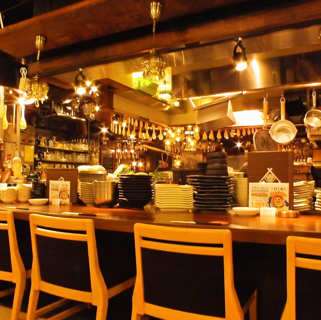 気の置けない仲間や、大事な仕事の話等をするのにも人気のカウンターです◎