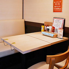 居心地の良いテーブル席をご用意しております！テーブルを囲んでみんなで当店自慢のバーガーにかぶりつきましょう！