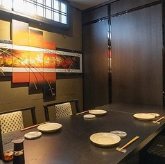 【テーブル個室：2～6名様まで】和柄のインテリアがなんともお洒落な完全個室。2～6名様でご利用いただけるテーブル席を2席ご用意しております。広々とした個室席は居心地抜群です。掘りごたつ席と結合して最大24名様までのご利用も可能。大切なお取引先様との接待や大事なパートナーの誕生日・記念日ディナーに◎