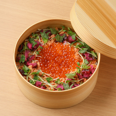鮭いくらのわっぱ飯