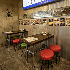 【4名様席】賑やかな店内で野毛の夜を満喫。仲間と熱い鉄板を囲む特等席です。