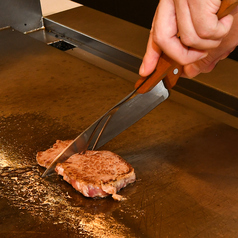 五感で愉しめる当店自慢の牛肉の鉄板焼き◎