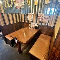 女子会や仕事帰りの一杯など使い勝手抜群なテーブル席