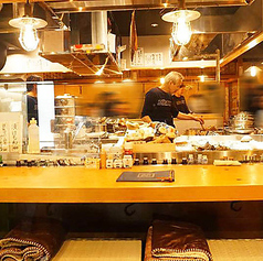 【カウンター席】昭和のあの名曲とともに炉端焼きと九州料理をお楽しみいただけます♪