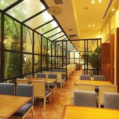 おしゃれなチャイニーズテーブルをご用意。ベンジャミンの木を眺めつつリラックス♪