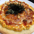 料理メニュー写真 タルタル卵とキムチのピザ