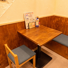 2名様でゆったりご利用いただけるお席をご用意。落ち着いた雰囲気の中で、会話を楽しみながらお食事とお酒を満喫できます。デートやサシ飲み、仕事帰りの一杯にもおすすめです。