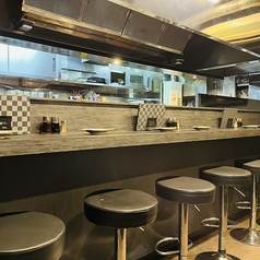 店主が料理を作る姿を楽しめる特等席のカウンターは7席ご用意しております☆ お一人様でも大歓迎ですので、ぜひお気軽にお越しください。サク飲みにもぴったりのお席です!