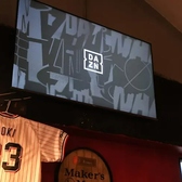 店内に設置された大型モニターでは、迫力満点のスポーツ観戦をお楽しみいただけます。非公認ながら熱狂的なヤクルトスワローズファンが集い、琉球ゴールデンキングス公認の応援店としても認定されています。美味しいお酒を片手に、熱い夜を過ごしましょう!