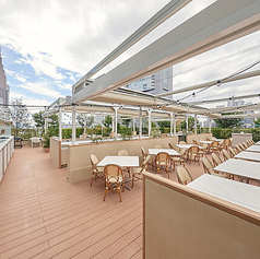 【レストランエリア】心地よい風、街の音、そしてキッチンから漂う香ばしい香り。五感すべてで都会の息吹を感じられるお席です。夜には照明が、テーブルを優しく照らし出し、お料理の色彩をより一層鮮やかに引き立てます。開放的な空間で、日常を脱ぎ捨てる贅沢な食体験をお楽しみください。