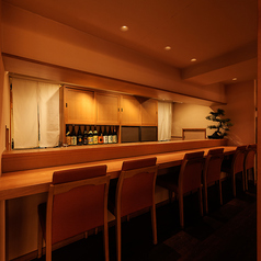 温かみのある木の質感が心地よいカウンター席。お一人様でも気兼ねなく、職人の手仕事を目の前で眺めながら贅沢な時間を過ごせます。落ち着いた照明の下で、自分へのご褒美に美味しい料理と厳選された日本酒を心ゆくまで堪能できる特等席です。日常の喧騒を忘れ、静かに流れる和のひとときをお楽しみください♪