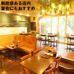 【テーブル席】木のぬくもりが溢れる開放的でスタイリッシュな空間は、餃子女子会にも大人気です♪にんにく不使用のしょうが餃子や、色とりどりのカクテル・フルーツサワーなど、女性に嬉しいメニューを、種類豊富にご用意しております◎温かみと活気に溢れる店内で、当店自慢の料理やお酒を存分にお楽しみいただけます!