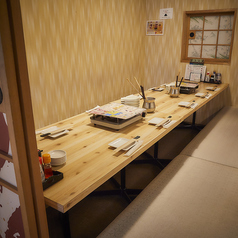 掘りごたつ席なので、足元楽々でおくつろぎ頂けます。女子会や合コン、接待やご家族様でのご利用など様々なシーンでご利用下さい。お得な飲み放題付のコースメニューを多数ご用意してお待ちしております。