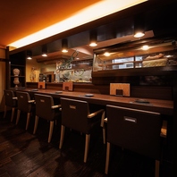 足元ゆったりで落ち着いたお席で楽しむ