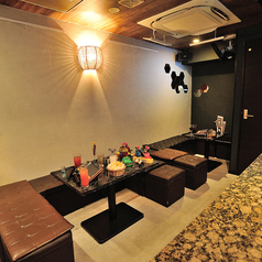 お客様同士で盛り上がり、歌い終わると全員で拍手を送り合うなど、より親密になれる雰囲気が特徴です♪一体感を持って楽しめて、ワイワイ賑やかなひとときをお過ごしいただけます。