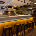 調理風景が目の前で楽しめるカウンターは、臨場感があり食事をより一層楽しめる空間。